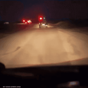 بشكل واضح الإضاءات الحمراء المتقطعة لمركبات الإسعاف