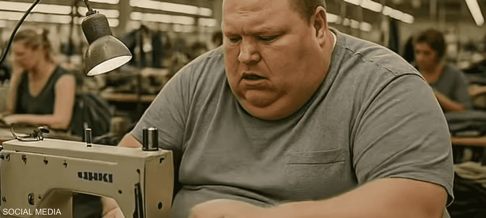 أظهرت الفيديوهات عمالا أميركيين يعملون بمصانع خياطة