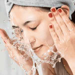 تخل بقايا المكياج والواقي الشمسي بتوازن البشرة الحمضي