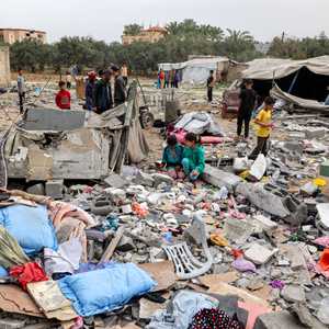 أطفال يبحثون الطعام في غزة