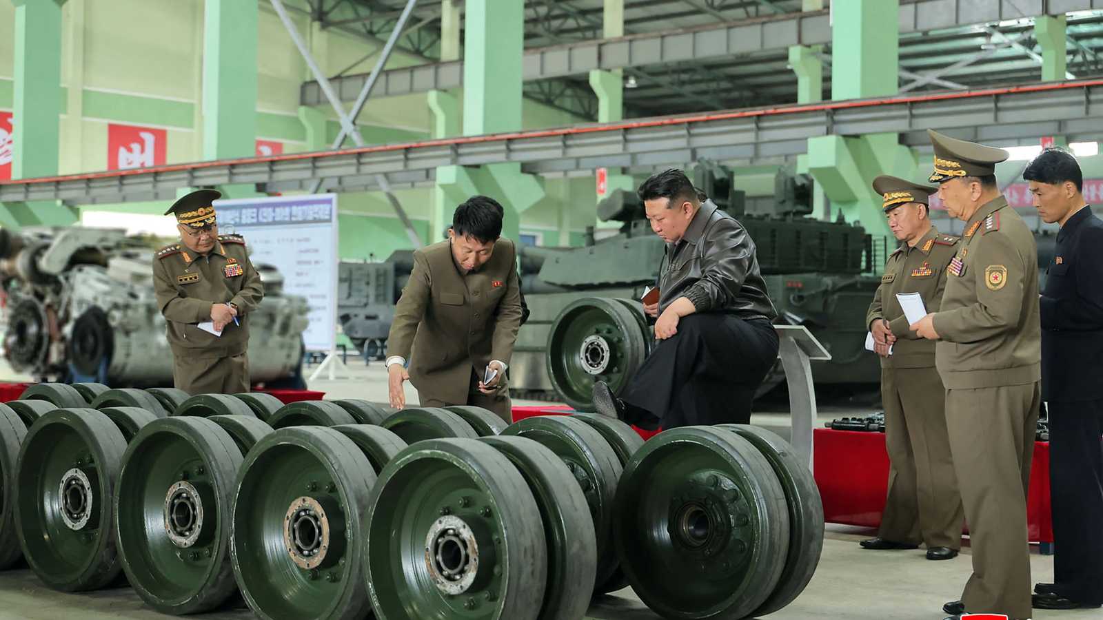 كيم خلال زيارة مصنع للدبابات