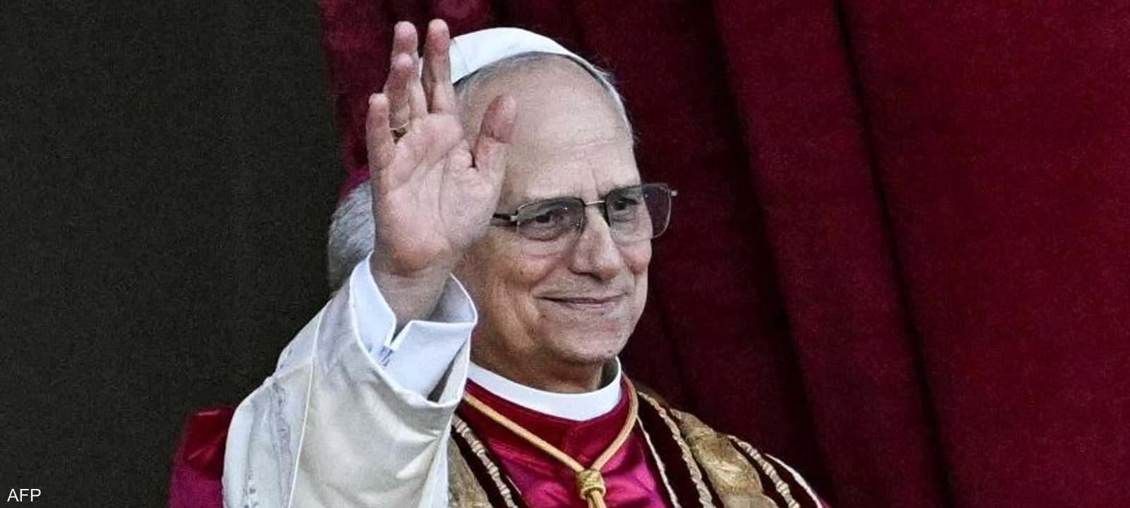 الكاردينال روبرت بريفوست على شرفة كاتدرائية القديس بطرس