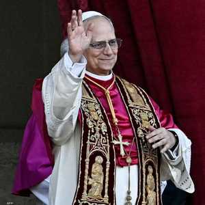 الكاردينال روبرت بريفوست على شرفة كاتدرائية القديس بطرس