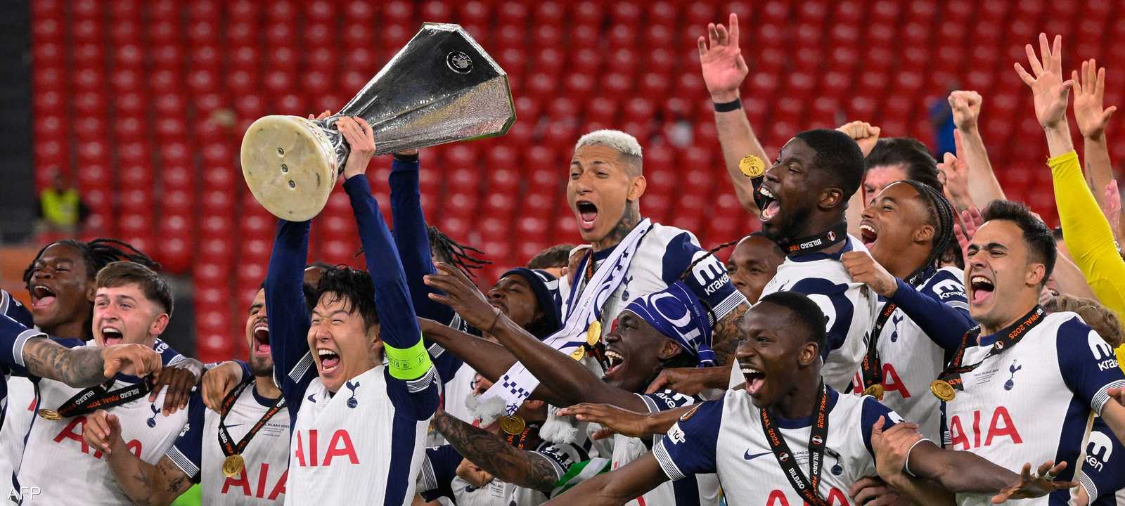 سون هيونغ رفع كأس الاتحاد الأوروبي من دون ميدالية على رقبته