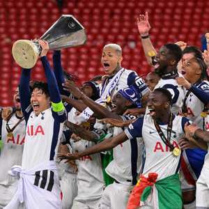 سون هيونغ رفع كأس الاتحاد الأوروبي من دون ميدالية على رقبته