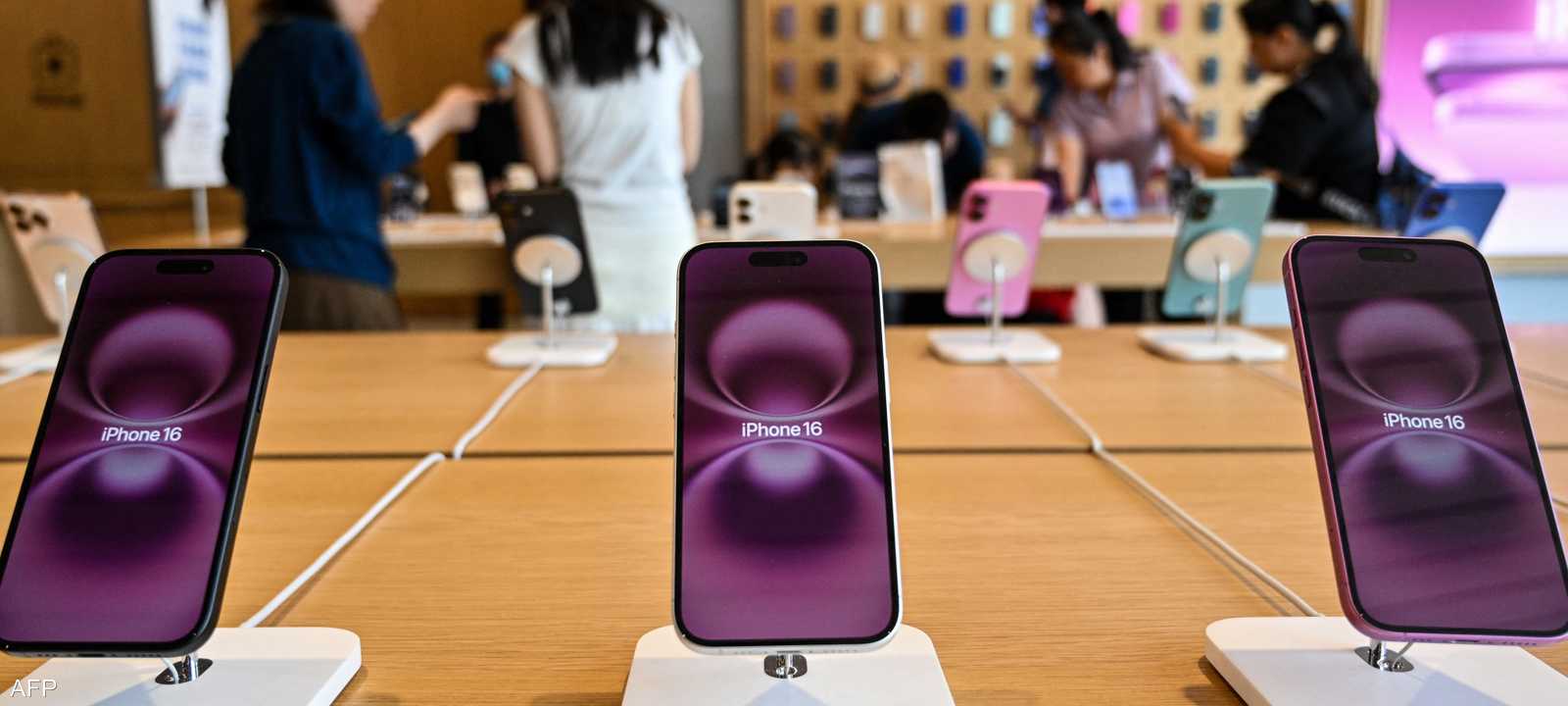 أسعار هواتف آيفون قد ترتفع إذا فرض ترامب رسوما على شركة آبل