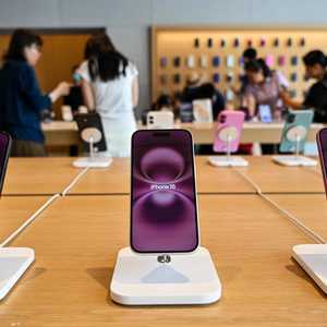 أسعار هواتف آيفون قد ترتفع إذا فرض ترامب رسوما على شركة آبل