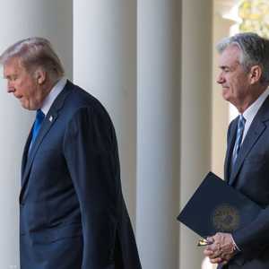 أرشيفية.. الرئيس الأميركي ترامب ورئيس الفيدرالي جيروم باول