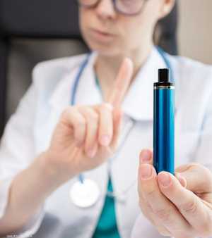 للسجائر الإلكترونية أضرار صحية خطيرة.. أرشيفية