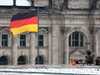 أرشيفية للعلم الألماني فوق أحد المباني في برلين