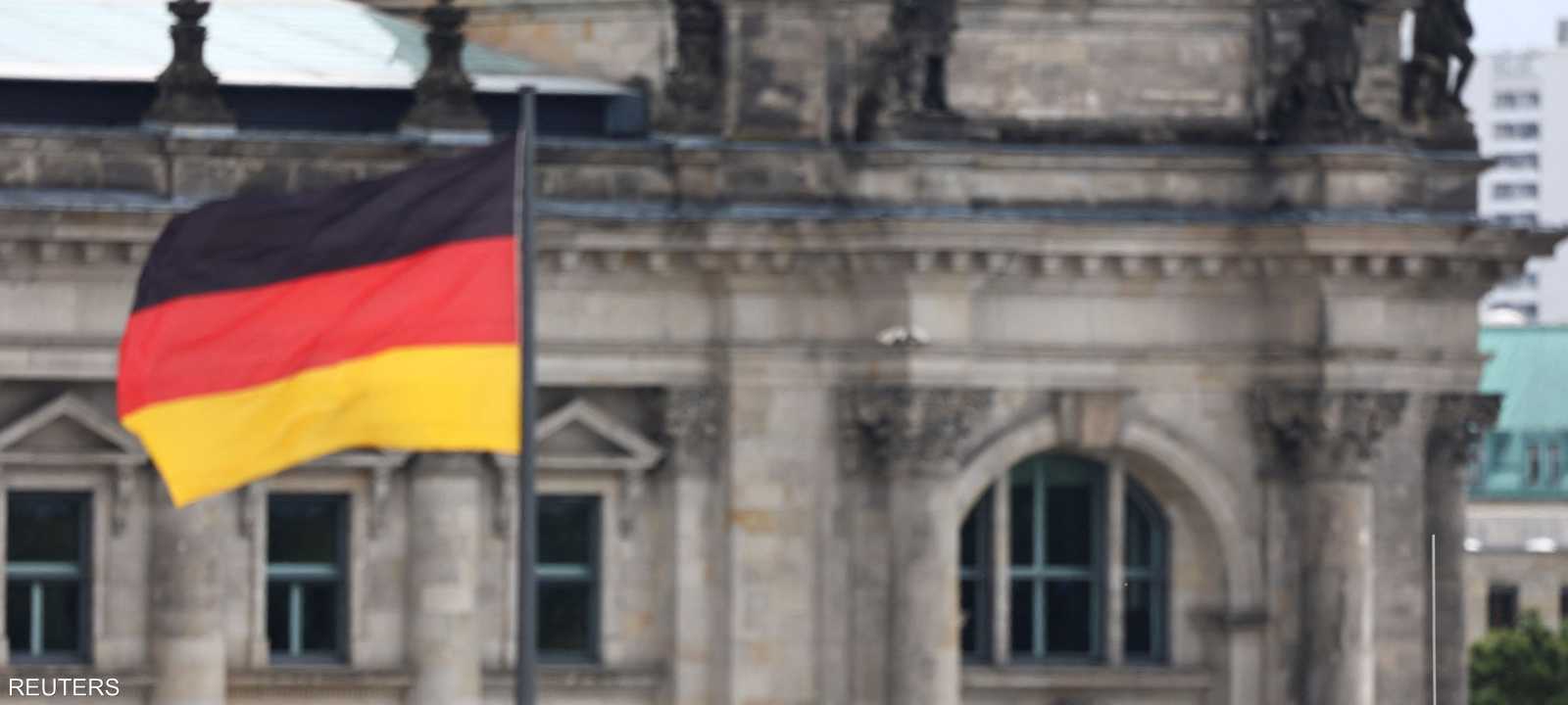 أرشيفية للعلم الألماني فوق أحد المباني في برلين