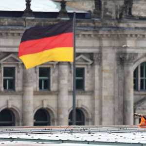 أرشيفية للعلم الألماني فوق أحد المباني في برلين