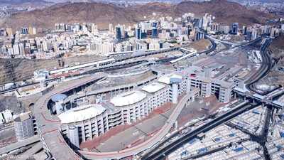 توافد الحجاج إلى منى إيذانًا ببدء مناسك الحج