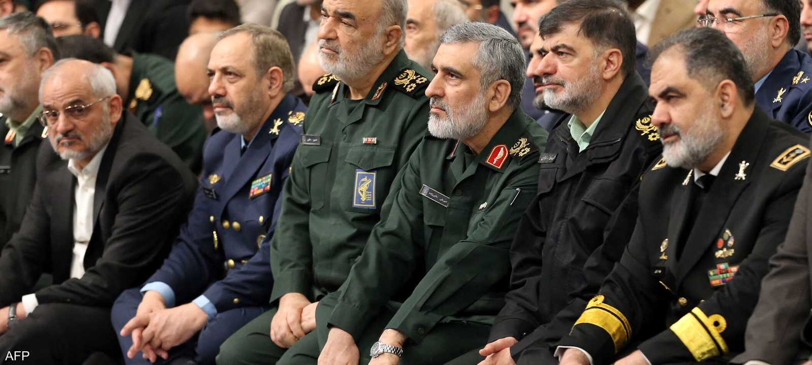 حسين سلامي (الرابع من اليمين) وحاجي زاده (الثالث من اليمين)