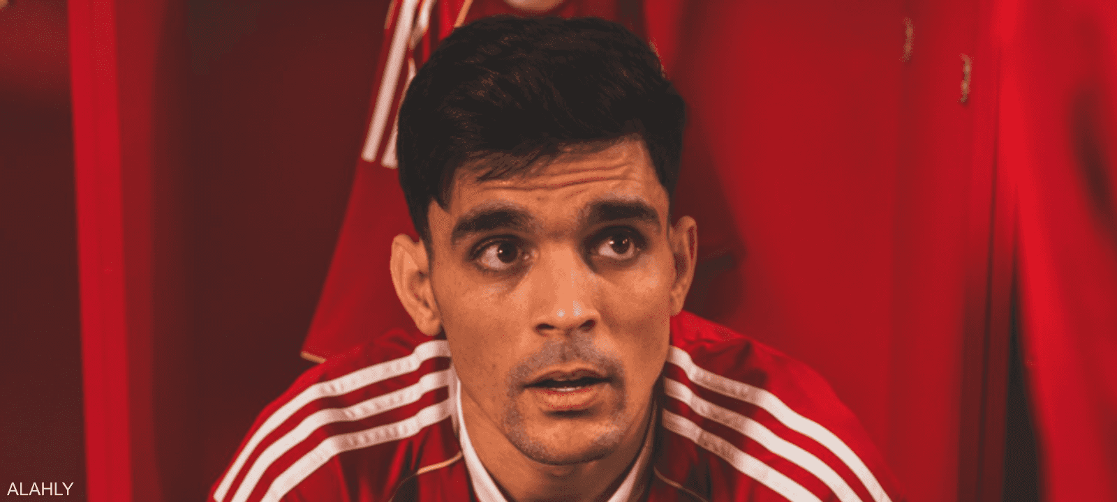 غموض في علاقة بن شرقي بالمدير الفني للأهلي