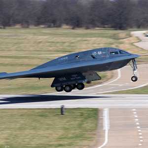 القاذفة الأميركية المتطورة بي 2