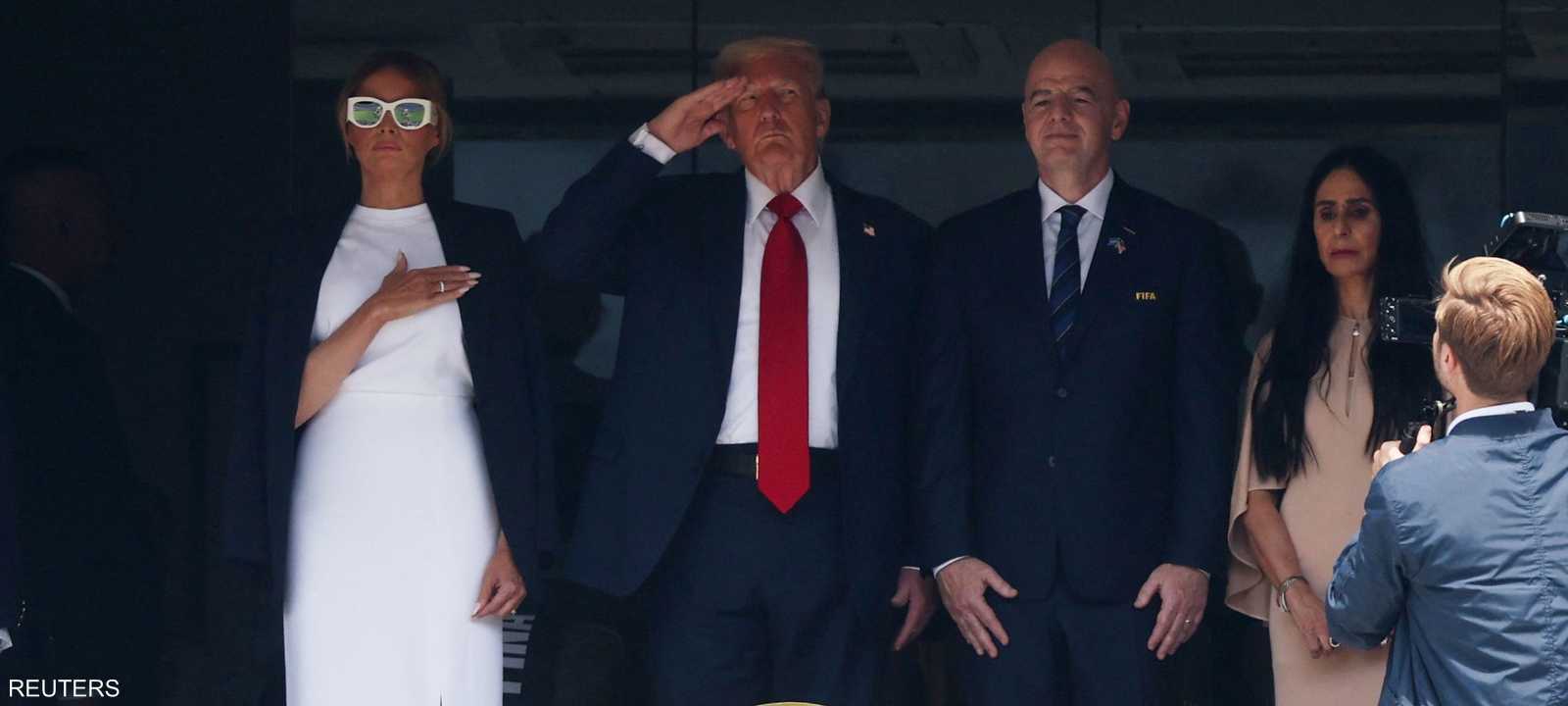 ترامب مرفوقا بميلانيا ورئيس الفيفا