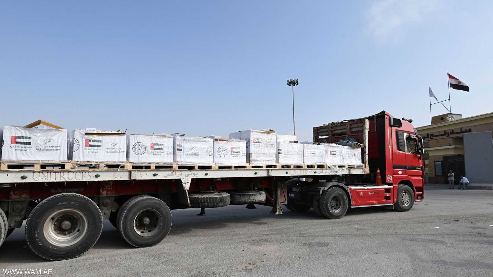 أرشيفية لشاحنة مساعدات إماراتية عند معبر رفح