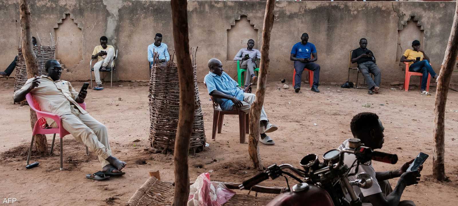 انقطاع الكهرباء يؤثر على شحن هواتف السودانيين_أرشيف