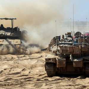 جنود إسرائيليون يتمركزون قرب السياج الحدودي مع قطاع غزة