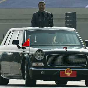 الرئيس الصيني استعرض التشكيلات العسكرية بسيارة مكشوفة