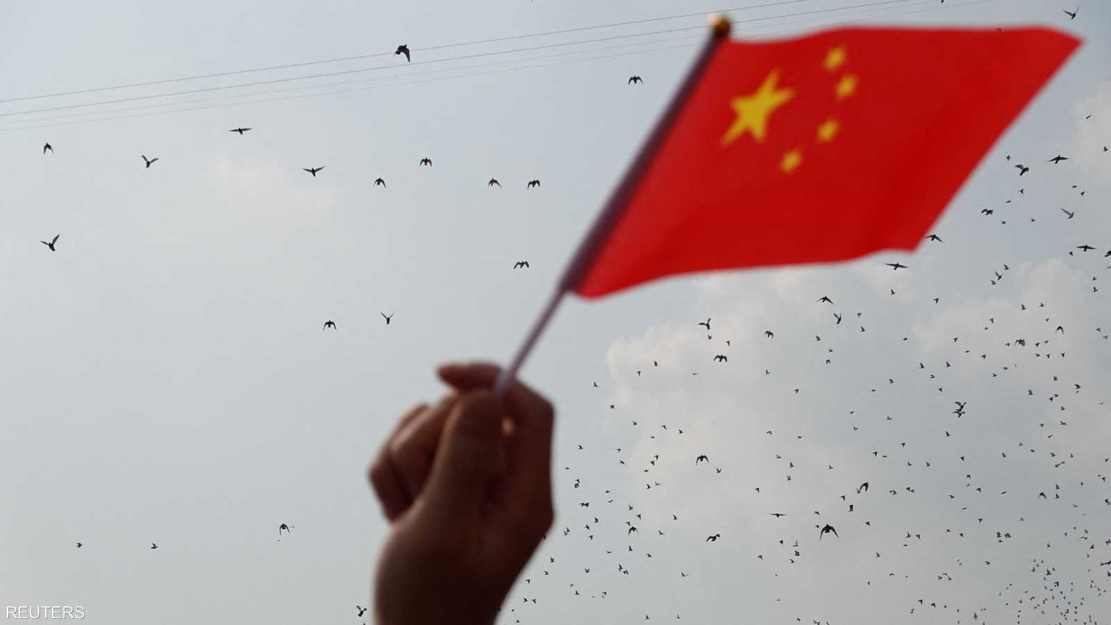 أطلقت 80 ألف حمامة سلام وبالونات ملونة