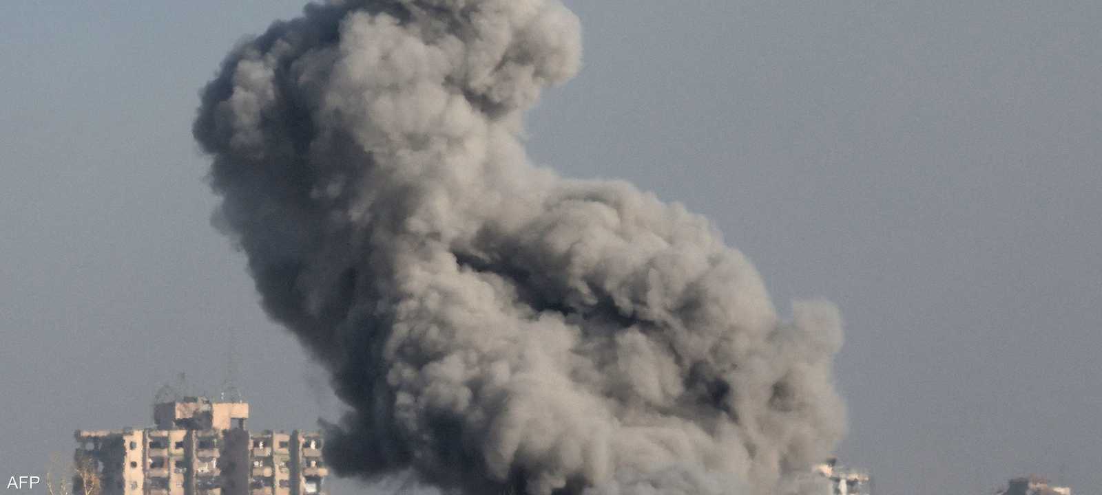 الدخان يتصاعد من جراء الغارات الإسرئيلية - أرشيفية