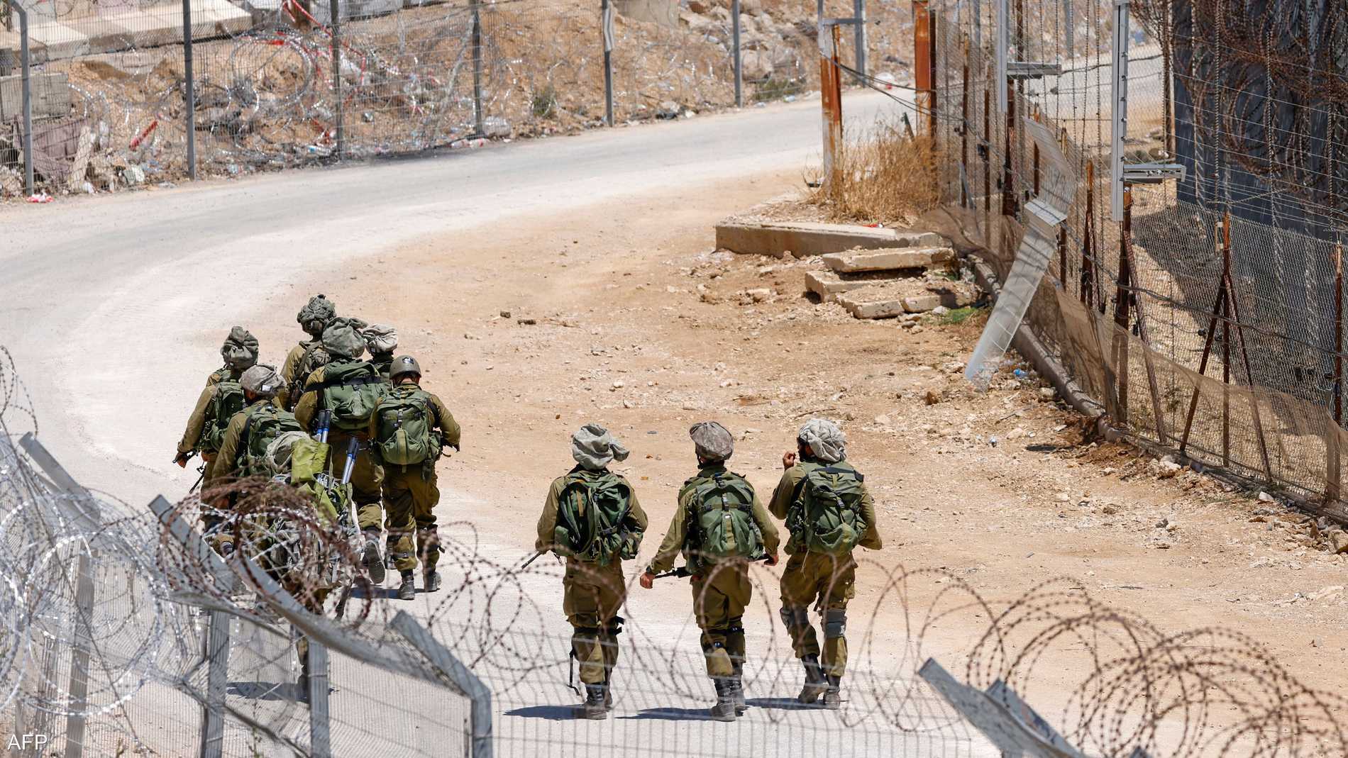 قوة إسرائيلية تنصب حاجزا عسكريا بريف القنيطرة جنوبي سوريا 