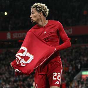 إيكيتيكي بعد خلع قميصه