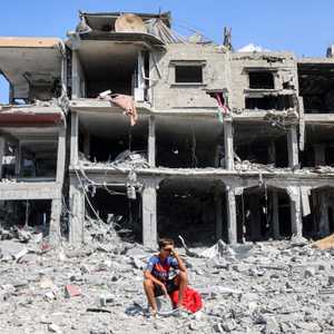 وحيدا أمام بناية مدمرة