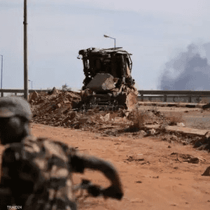 ويرى مراقبون أن الجيش يواجه ضغوطات داخلية كبيرة