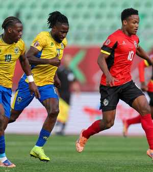 جانب من مباراة منتخب الغابون ونظيره الموزمبيقي