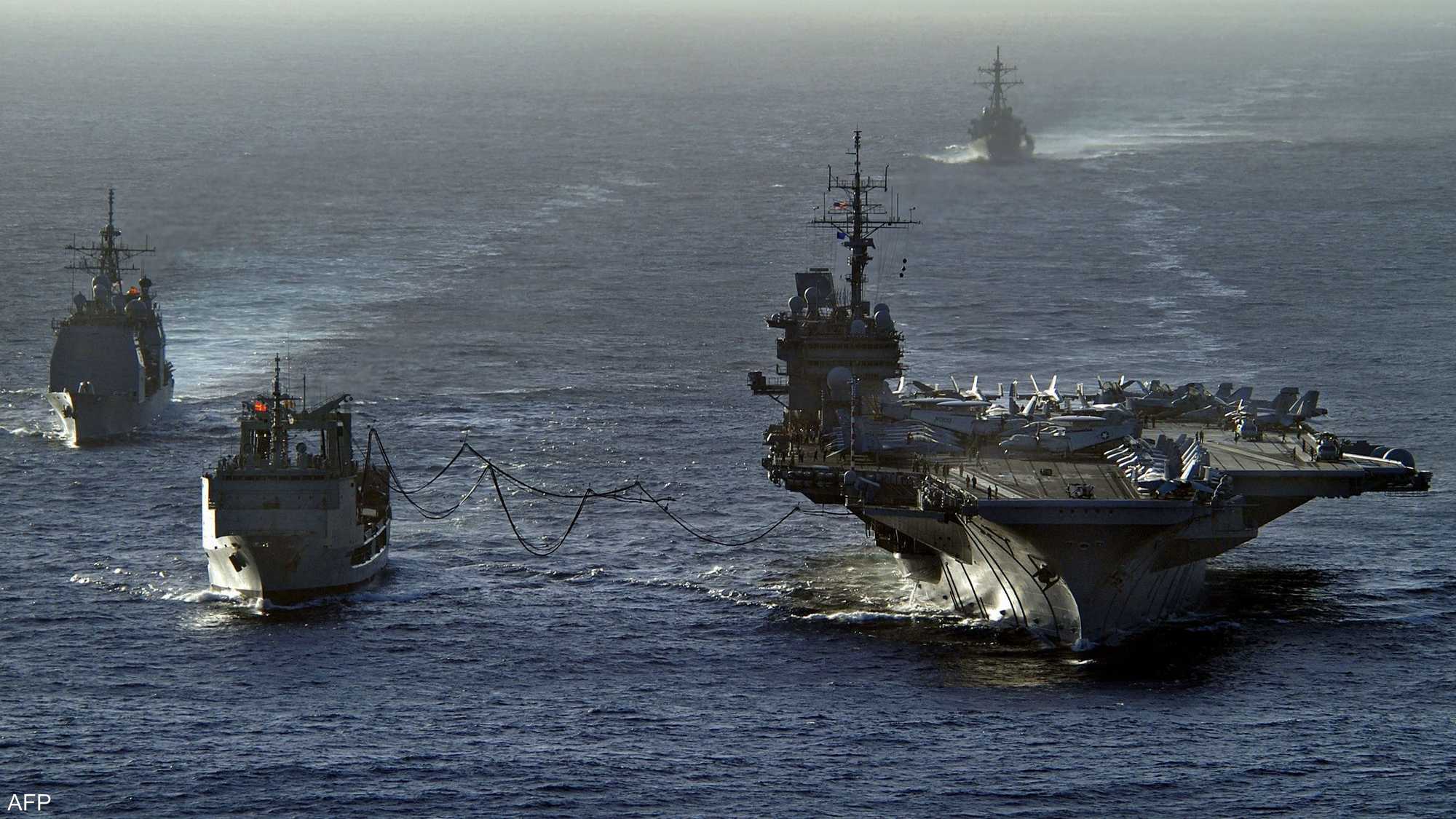حاملة الطائرات الأمريكية يو إس إس كيتي هوك (يمين الصورة)