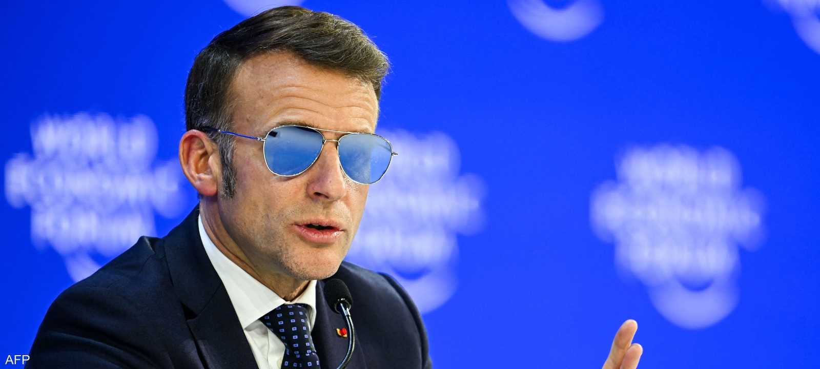 ماكرون مرتديا النظارة الشمسية