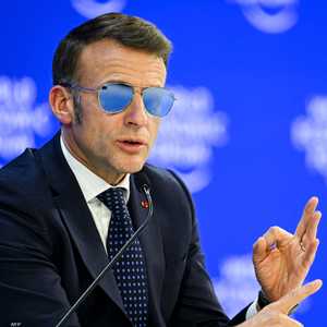 ماكرون مرتديا النظارة الشمسية