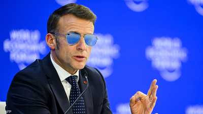 ماكرون يخاطب منتدى دافوس بنظارات شمسية زرقاء.. ما السبب؟