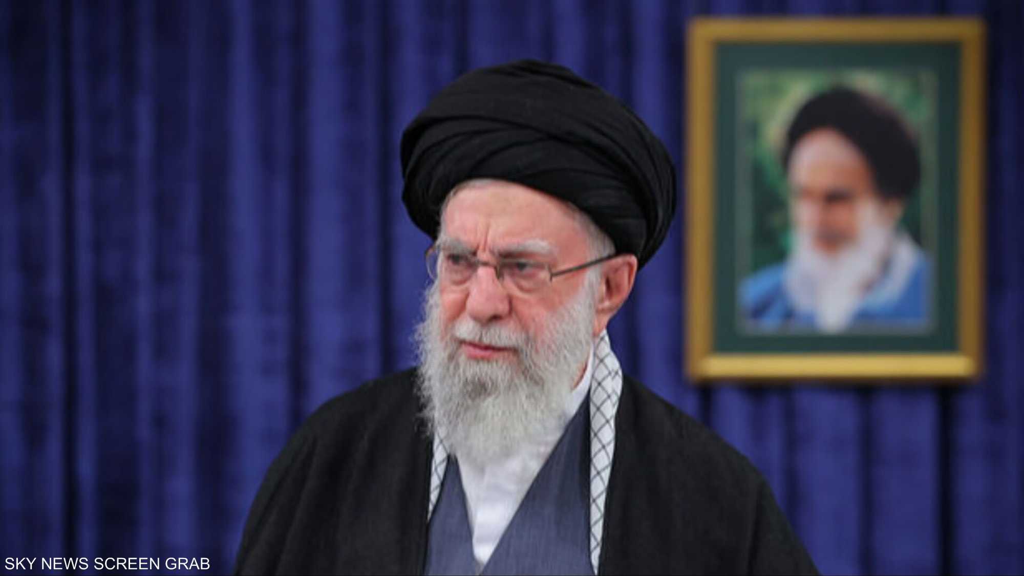 خامنئي يدعو إلى الإيرانيين للصمود