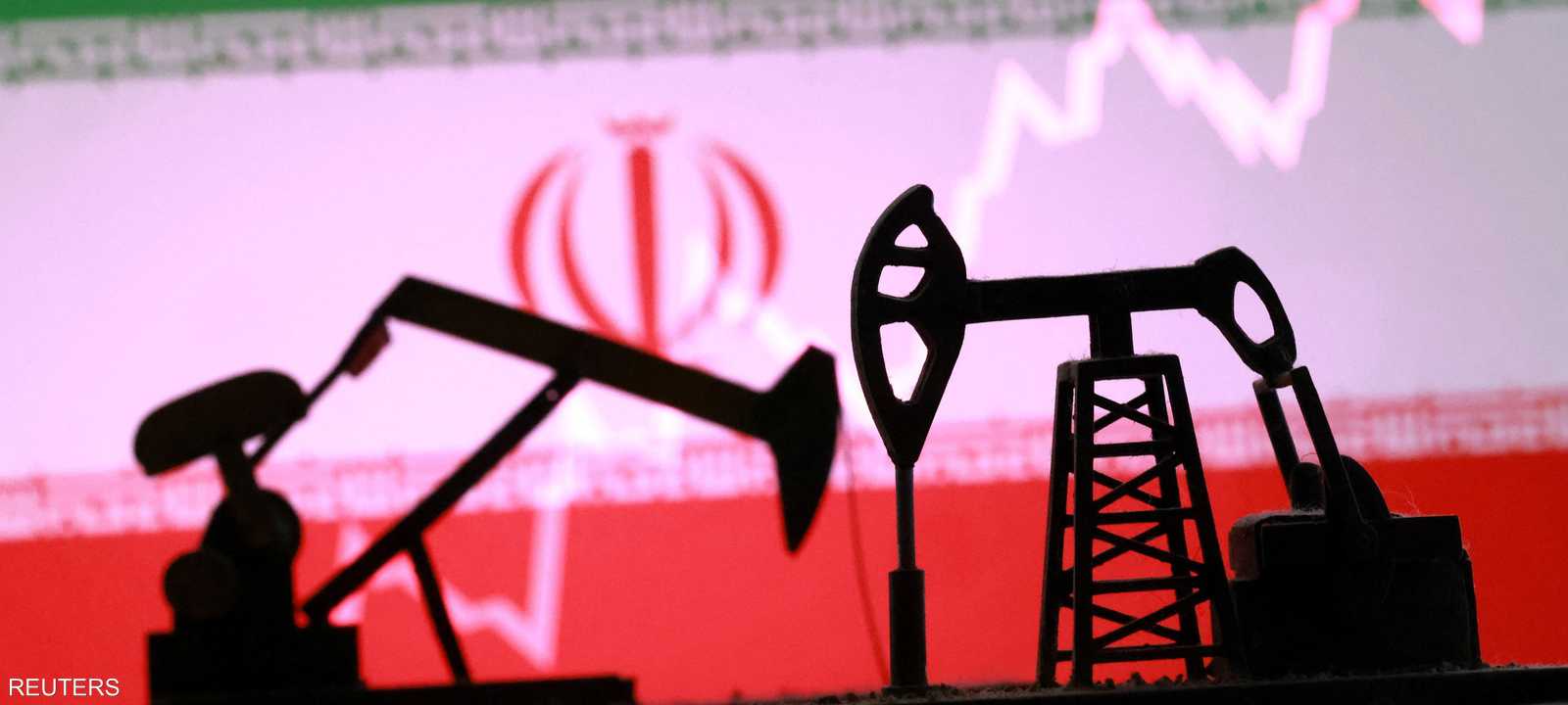 منصات النفط مع العلم الإيراني