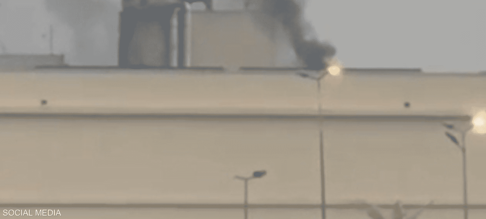 الدخان يتصاعد من داخل السفارة الأميركية في بغداد