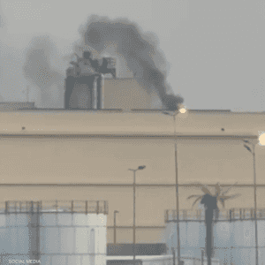 الدخان يتصاعد من داخل السفارة الأميركية في بغداد