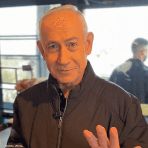 تعمد نتنياهو إظهار يديه أمام الكاميرا