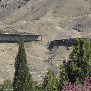 يربط الجسر الاستراتيجي بين طهران ومدينة كرج