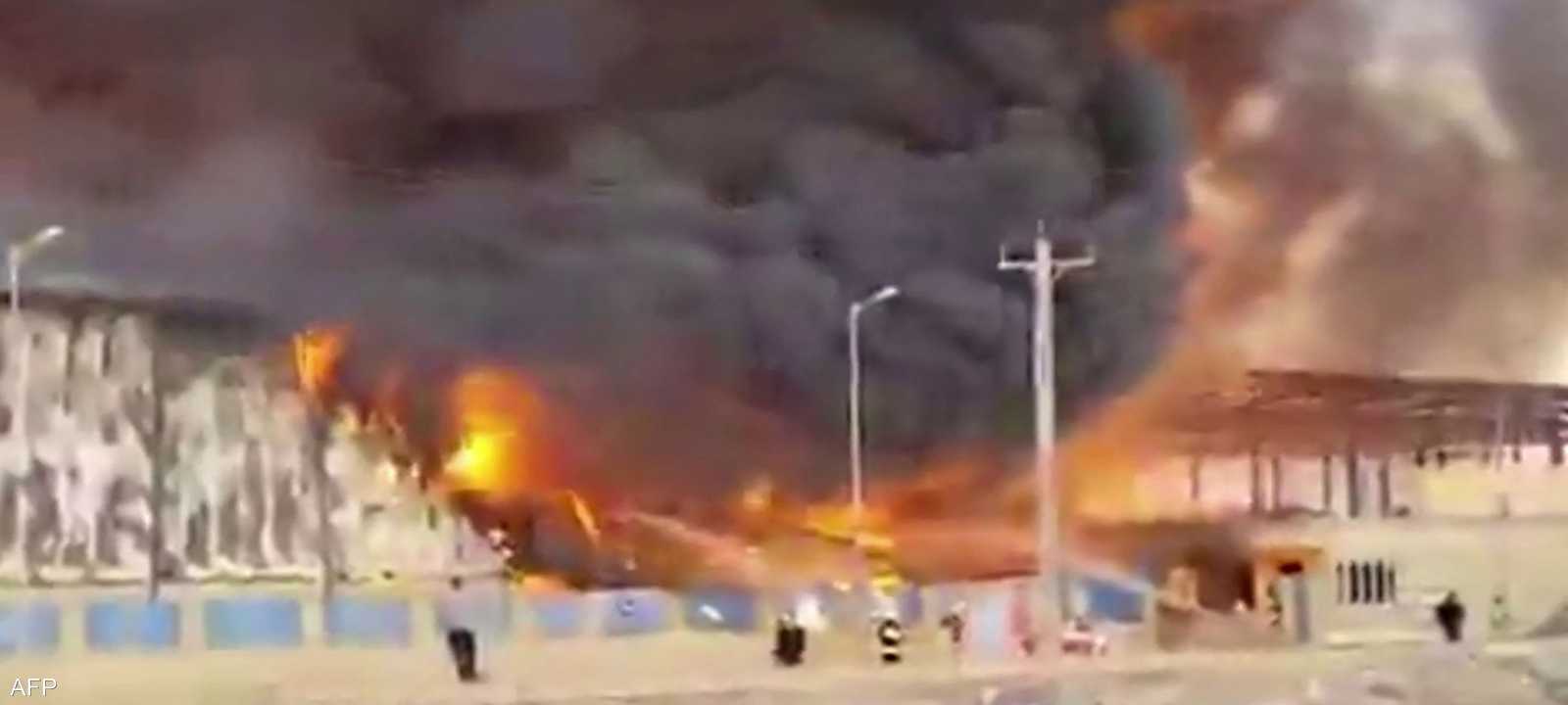 آثار حريق سابق في مجمع بتروكيماويات في عبادان (أرشيف)