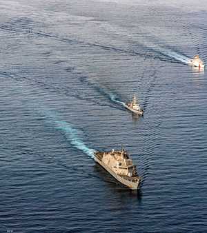 سفن تابعة للبحرية الأميركية في مضيق هرمز_أرشيف