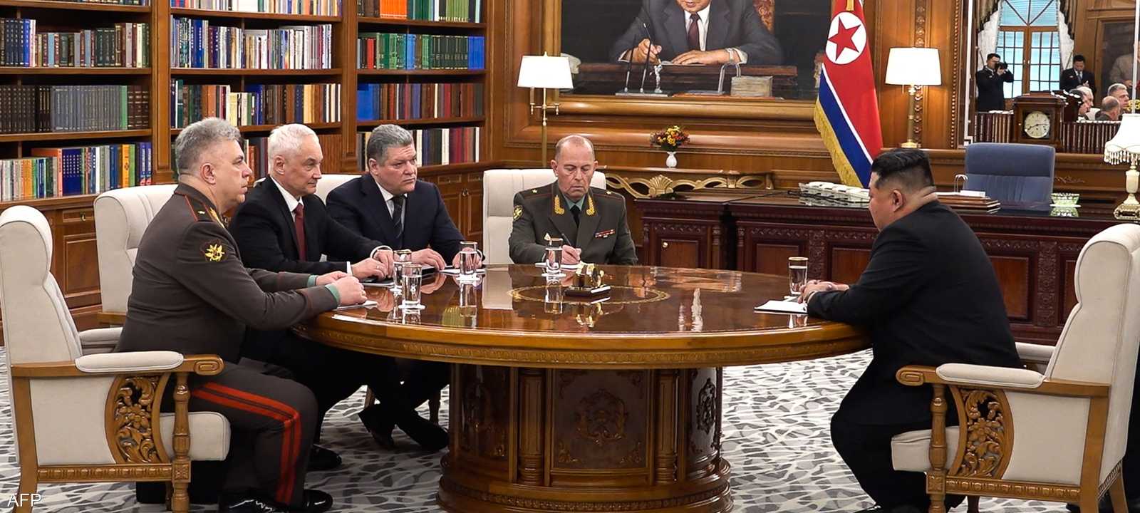 كيم جونغ أون في اجتماع مع وزير الدفاع الروسي أندريه بيلوسوف