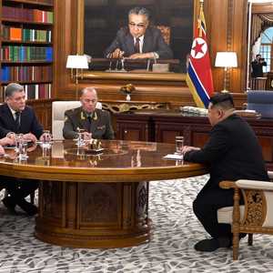 كيم جونغ أون في اجتماع مع وزير الدفاع الروسي أندريه بيلوسوف