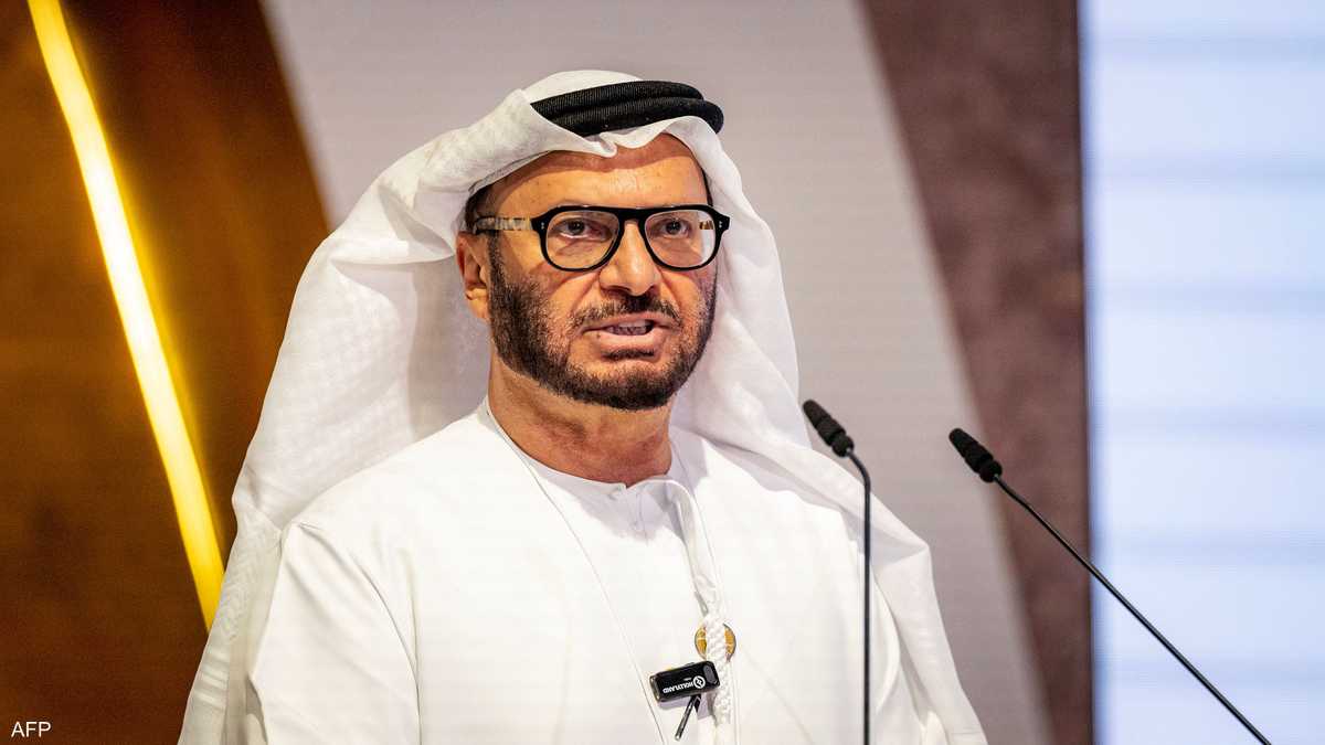 أنور قرقاش يشيد بطيار فلاي دبي: جسد الشجاعة والمسؤولية