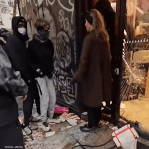 حاولت السيدة منع ملثمين من دخول متجرها