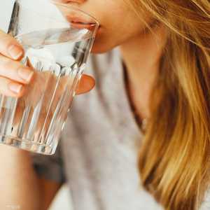 يجب الحرص على شرب الماء باستمرار