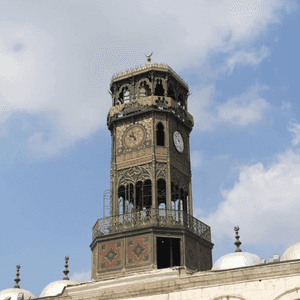 الساعة العتيقة تقع في قلعة صلاح الدين الأيوبي